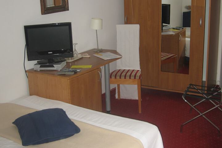 Room 6 of 42