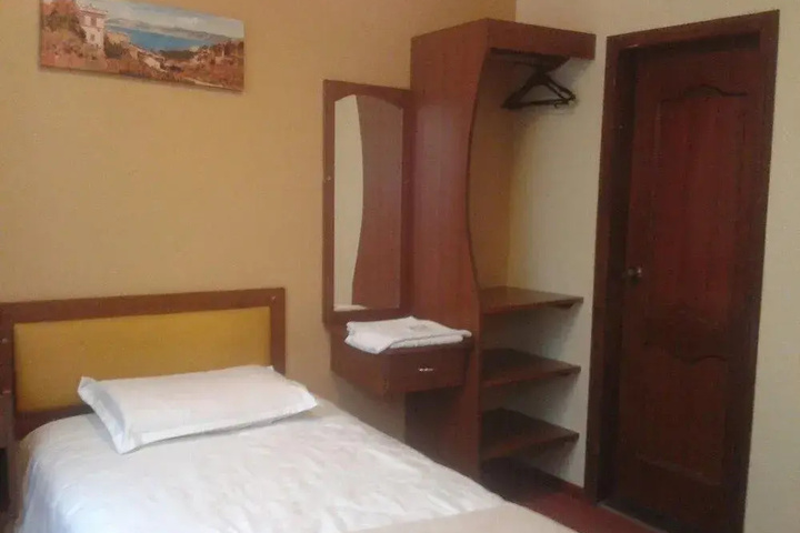Room 6 of 18