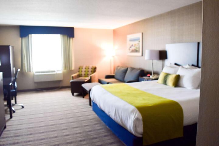 Accessible Suite 1 King Bed Accessible Roll in Shower Sofa Bed Work Desk Microwave and Refrigerator Full Breakfast (5 of 13)