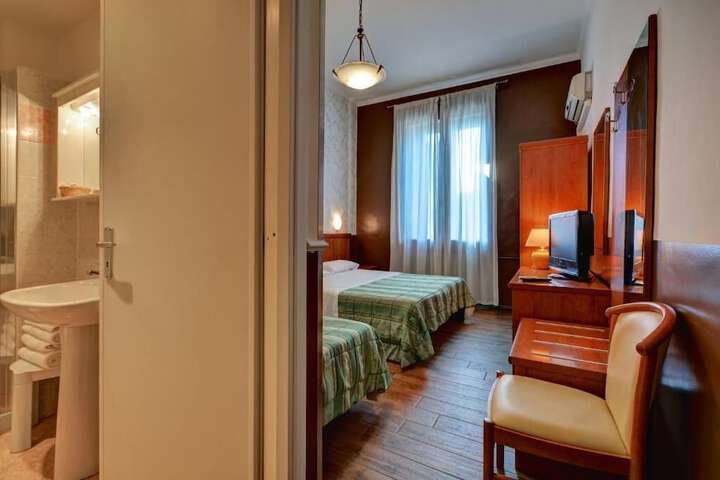 Room 5 of 43