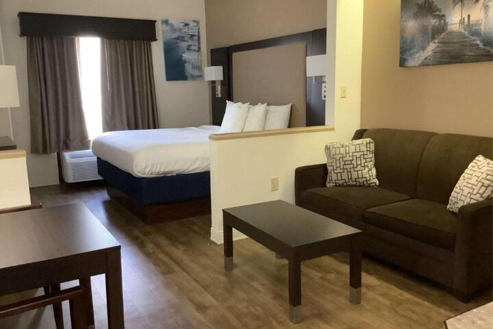 1 King Bed Mobility Accessible Communication Assistance Bathtub Full Breakfast (15 of 17)