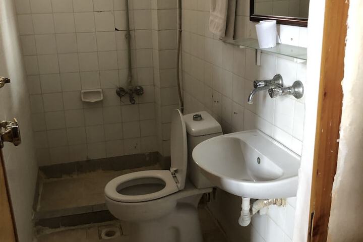 Room 5 of 6