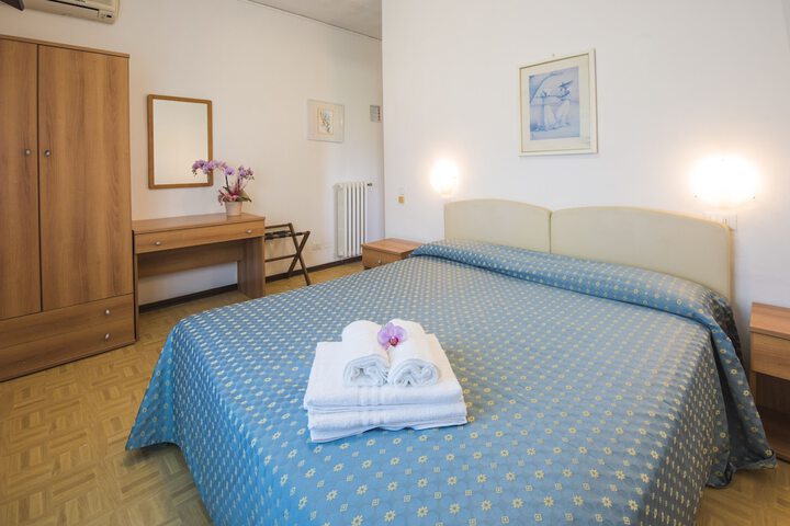Room 8 of 25