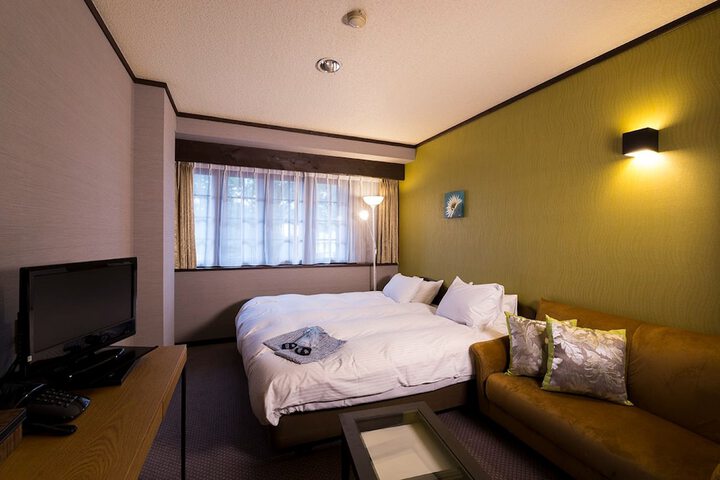 Room 8 of 38