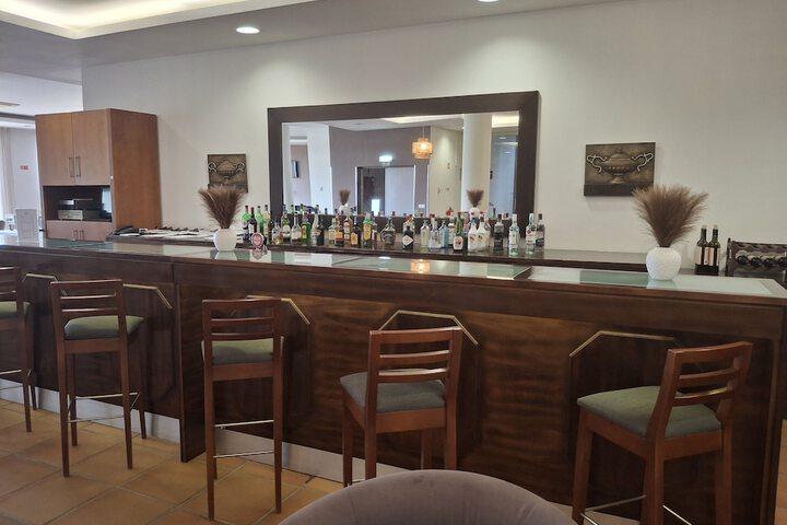 Lounge 82 of 102