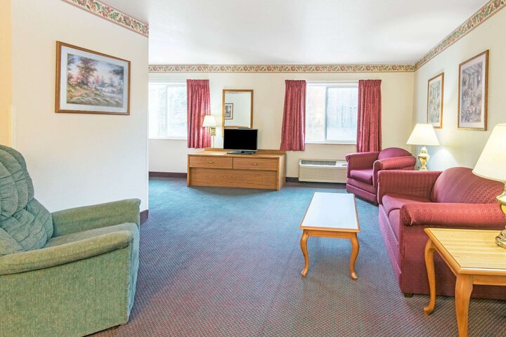 1 King Bed Deluxe Suite (6 of 16)
