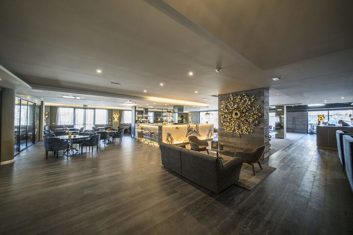 Entrance & Lobby