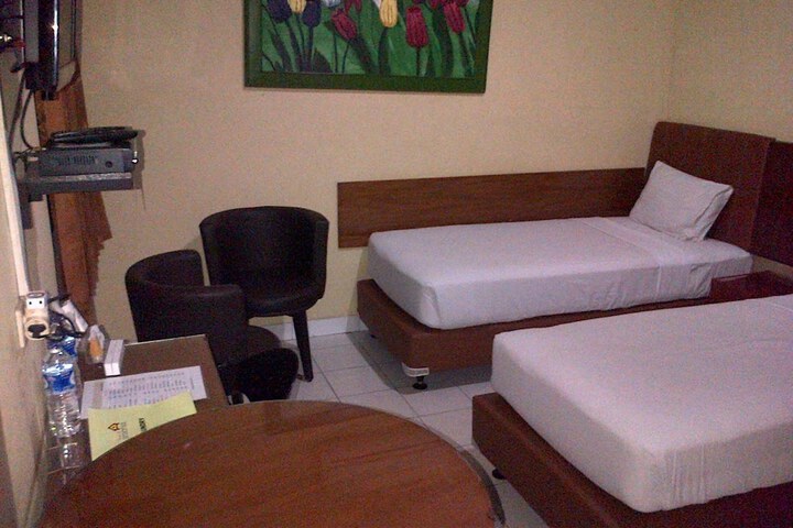 Room 7 of 12
