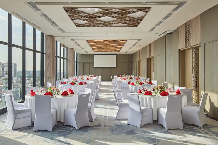 Ballroom/Hall 78 of 100