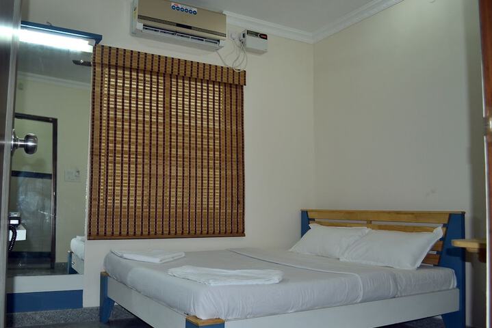 Room 4 of 9