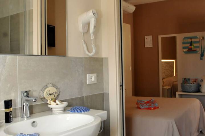 Room 13 of 34