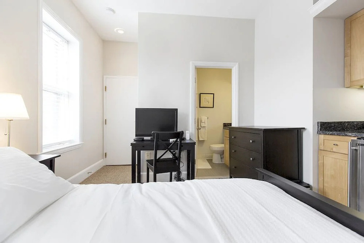 Room 4 of 9