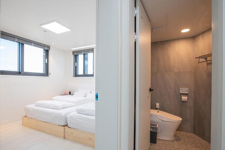 Room 16 of 188