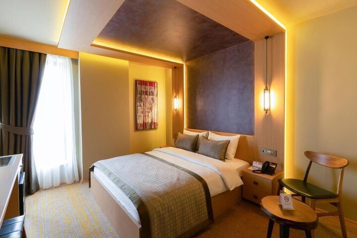 Room 18 of 102