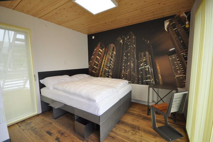Room 6 of 111
