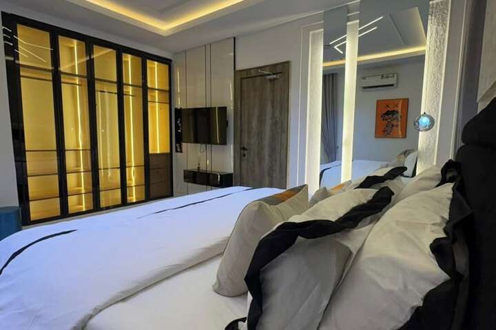 Room 7 of 28