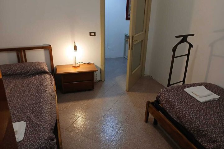 Room 4 of 7