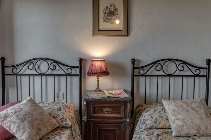 Room 8 of 211