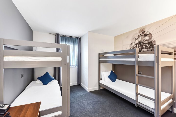 Room 25 of 42