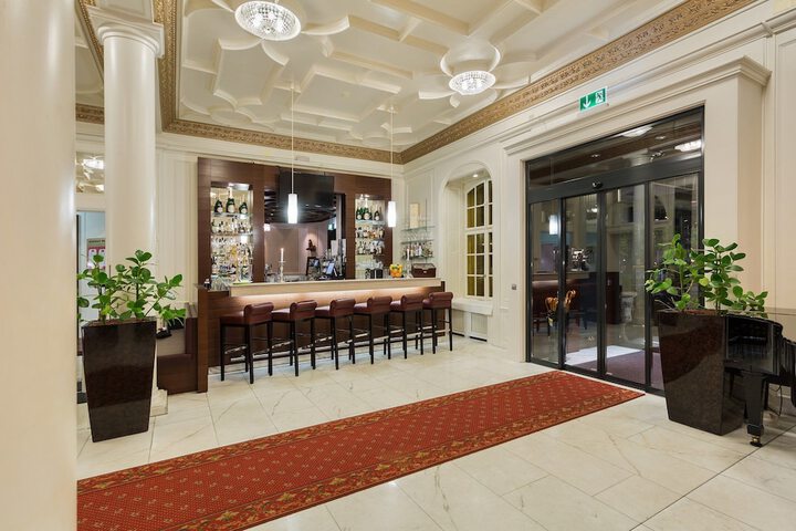 Entrance & Lobby