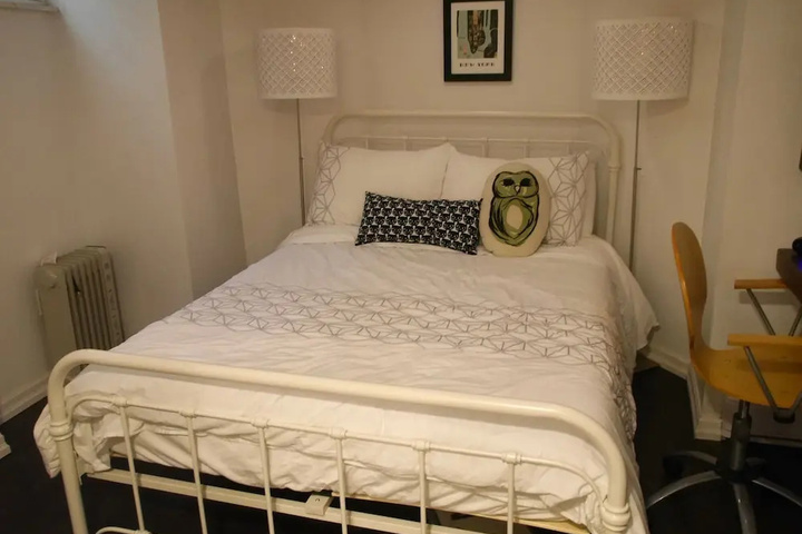 Room 5 of 18