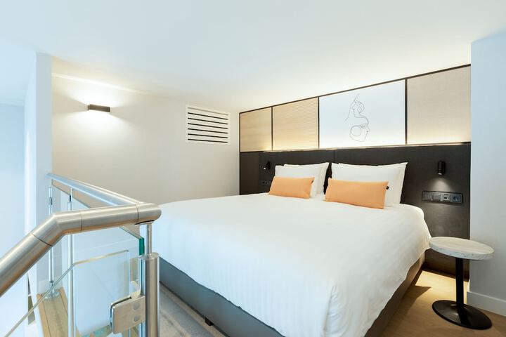 Room 10 of 32