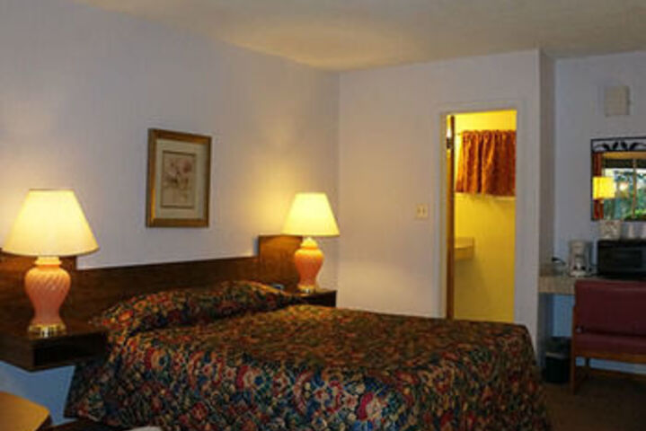 Room 8 of 16