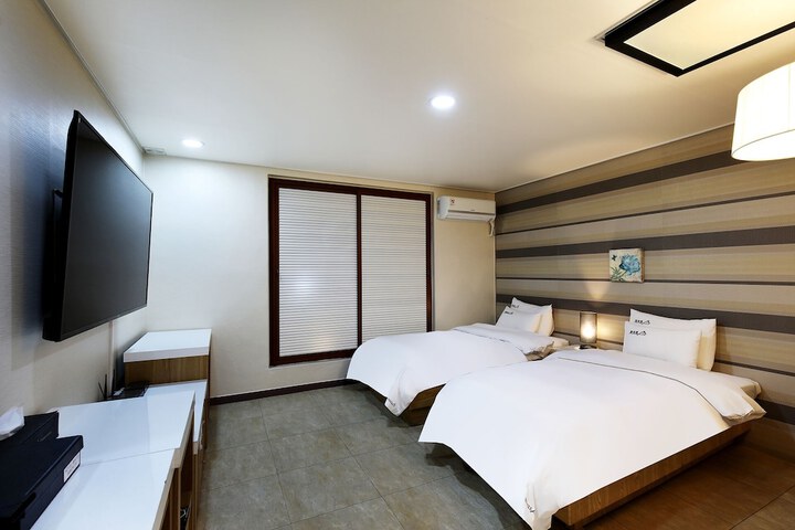 Room 2 of 47