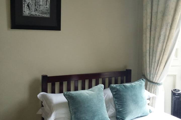 Room 33 of 196