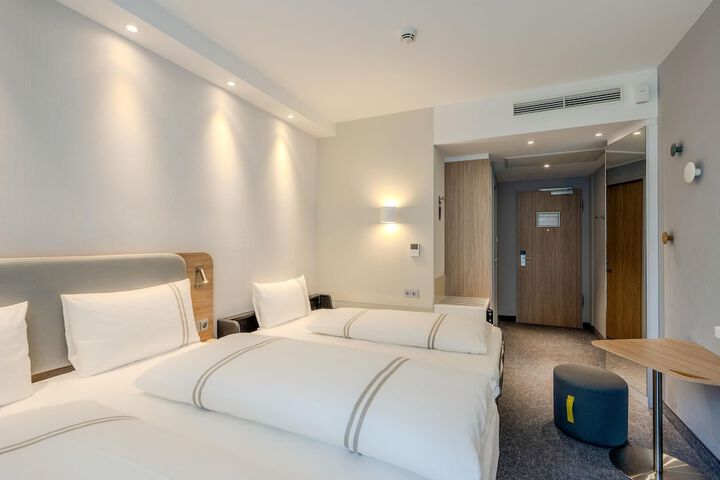 Room 33 of 72