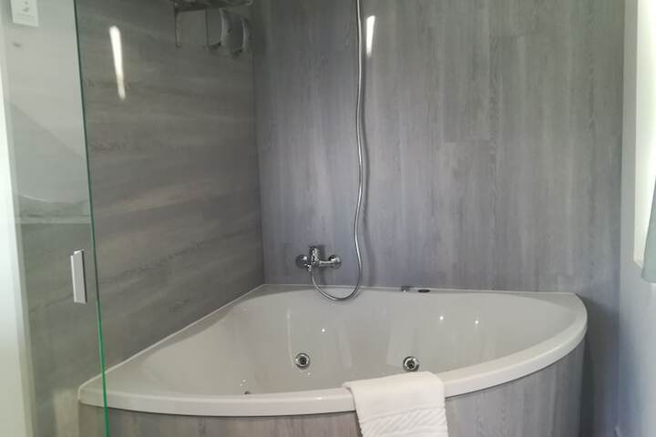 Hot Tub 23 of 46