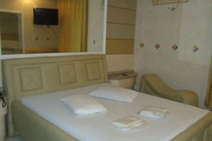 Room 8 of 16