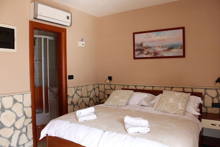 Room 6 of 74