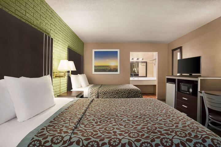 2 Double Beds (6 of 8)