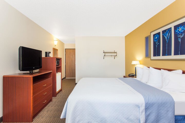 1 Queen Bed (1 of 7)