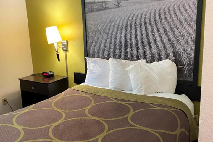1 Queen Bed (2 of 35)