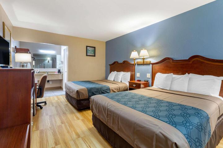 2 Queen Beds (15 of 16)