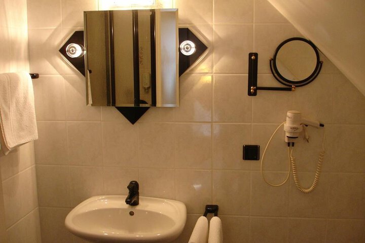 Room 6 of 10