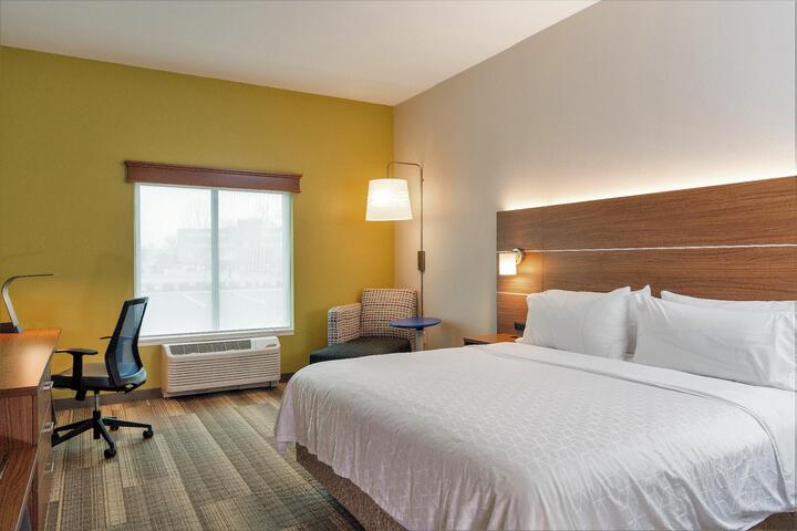 1 King Bed (3 of 15)