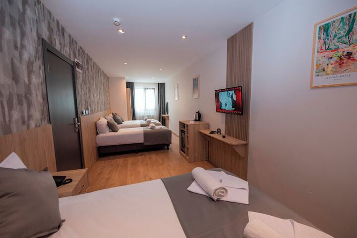 Room 4 of 33