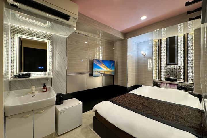 Room 7 of 24