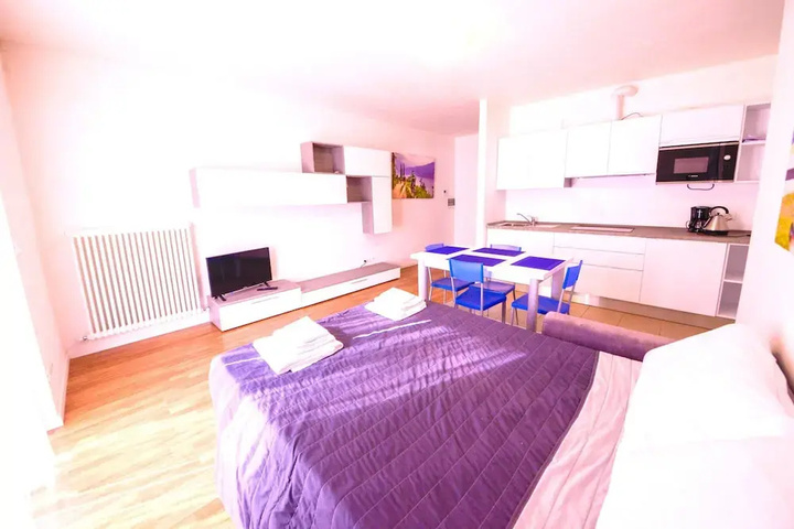 Room 4 of 18