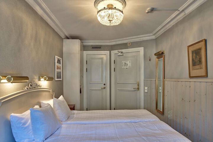 Room 10 of 33