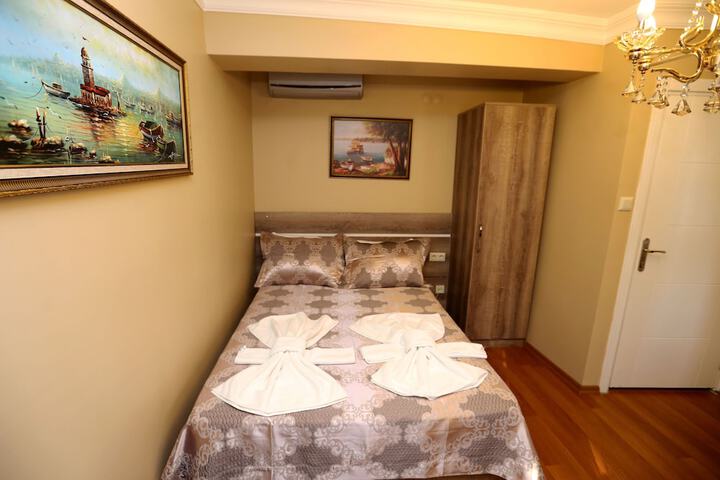 Room 7 of 28
