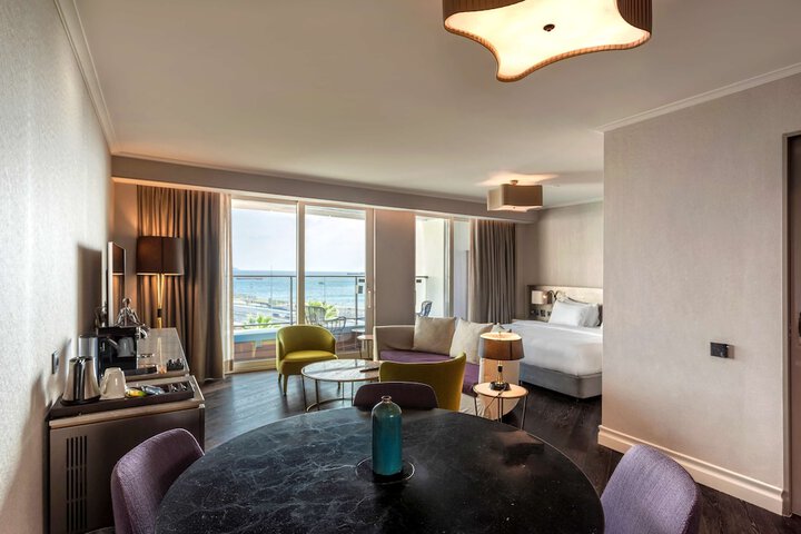 Room 27 of 153