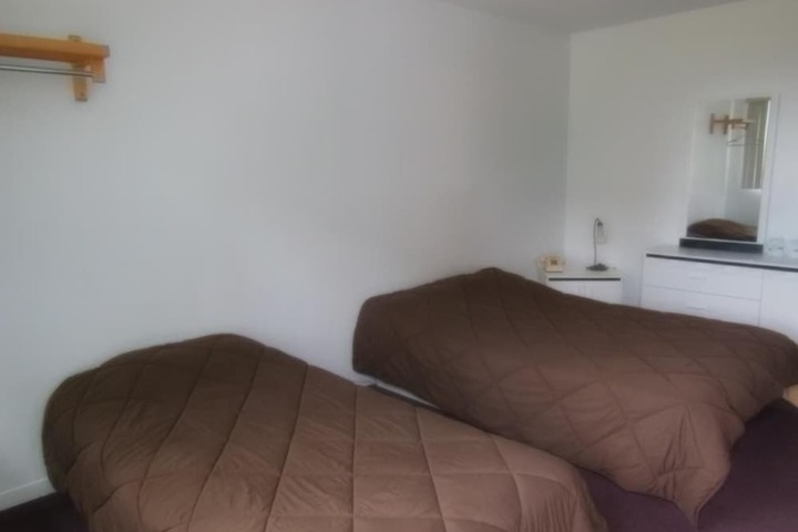 Room 4 of 33