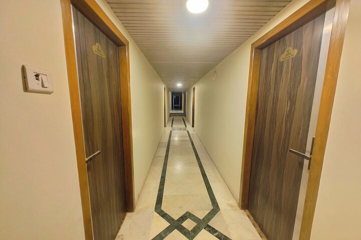Ballroom/Hall 33 of 35