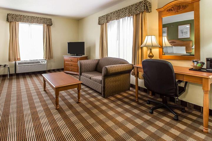 1 King Bed (6 of 8)