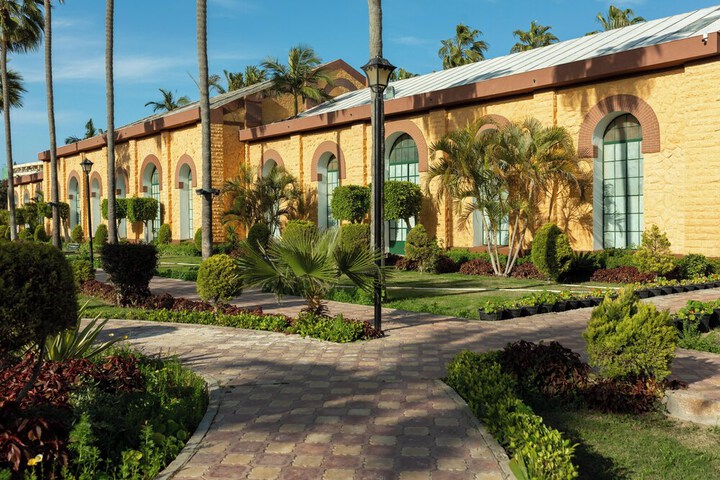 Hotel Exterior 72 of 79
