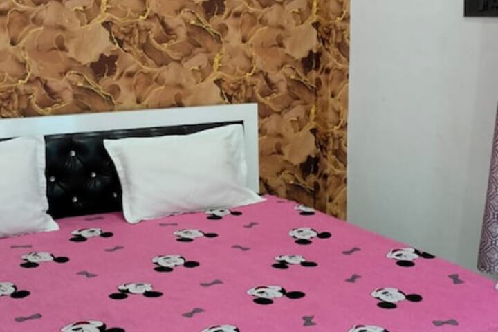 Room 6 of 12